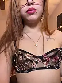 Stripchat Live Sex Cam of HoneyAndFlowers21