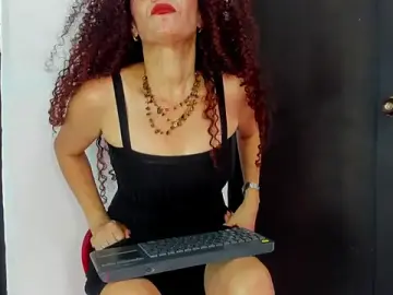 Stripchat Live Sex Cam of kataleya_saenz1