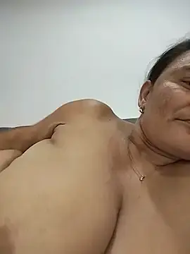 Stripchat Free Porn Cam of Horny-Mommy-Dirty