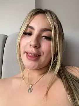 Stripchat Live Porn of Cloee_Rainbow1