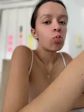 Stripchat Watch Live Sex Cams of Soy_Sara7