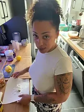 Stripchat Live Sex Cam of SweetPetiteNoir