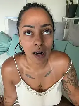Stripchat Sex Chat of SweetPetiteNoir