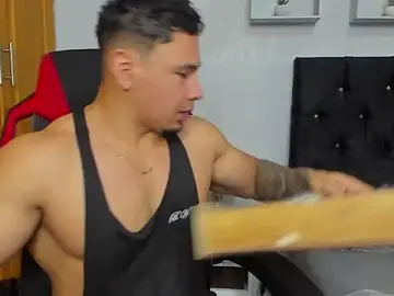 Stripchat Sex Cam of tyler_hank01