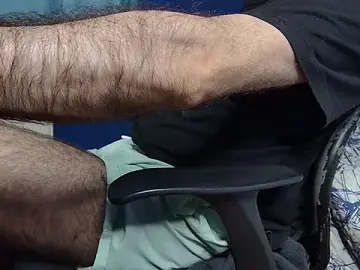 Stripchat Sex Cam of hairybearcb