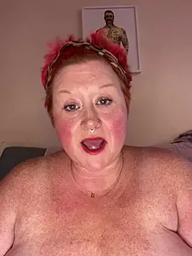 Stripchat Sex Cam of BustyRedxx