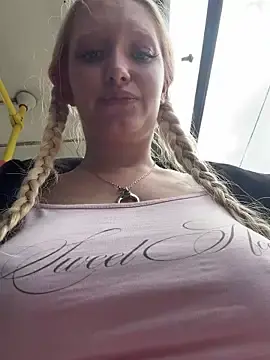 Stripchat Live Sex Cam of Elfi_InPublic