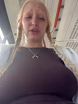 Stripchat Watch Live Sex Cams of Elfi_InPublic