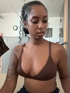 Stripchat Live Sex Cam of Your_Paris