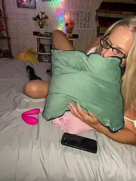 Stripchat Live Sex Cam of TrenaAnne