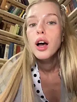 Stripchat Adult Webcam of kira_mia