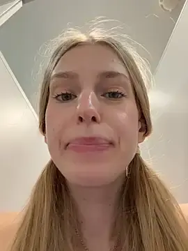 Stripchat Free Porn Cam of kira_mia
