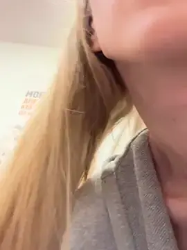 Stripchat Free Live Porn of kira_mia