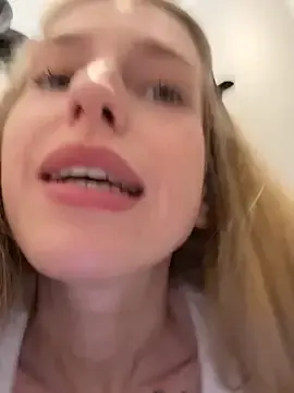 Stripchat Sex Cam of kira_mia