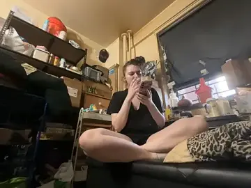 Stripchat Live Sex Cam of Snowbunnycake_131