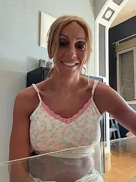 Stripchat Live Sex Cam of cari_guerrera