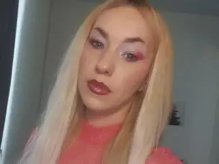 Xlovecam Live Sex Cam of MessyQueenHot