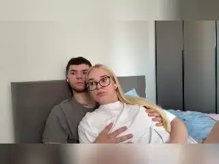 Xlovecam Sex Cam of LessieKirtner